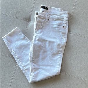 White denim stretchy jeans, frayed ankle